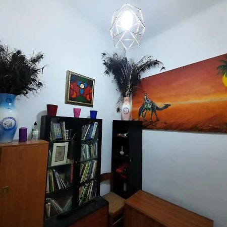A Room In A Beautiful Apartment In The City Center Milan Bagian luar foto