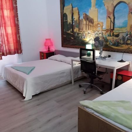 A Room In A Beautiful Apartment In The City Center Milan Bagian luar foto