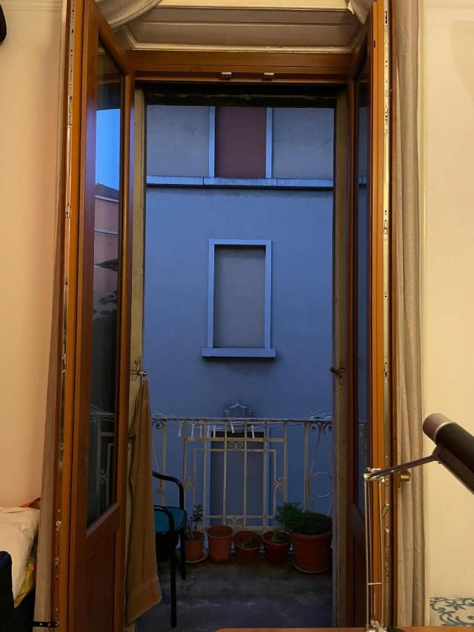 A Room In A Beautiful Apartment In The City Center Milan Bagian luar foto