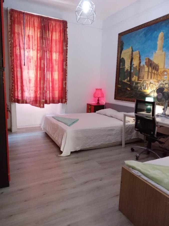 A Room In A Beautiful Apartment In The City Center Milan Bagian luar foto