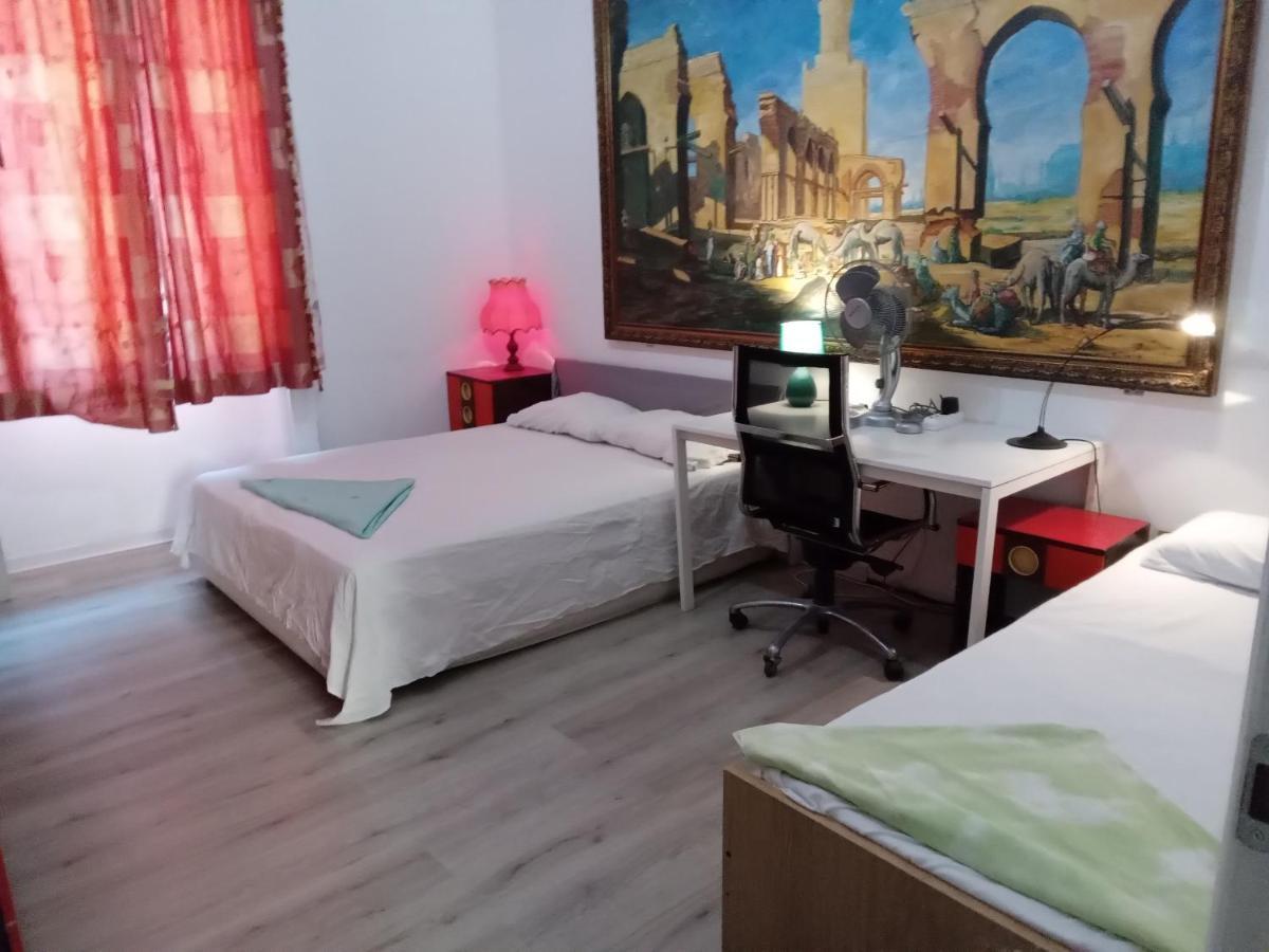 A Room In A Beautiful Apartment In The City Center Milan Bagian luar foto