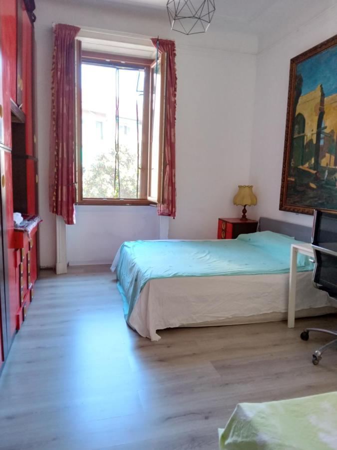 A Room In A Beautiful Apartment In The City Center Milan Bagian luar foto