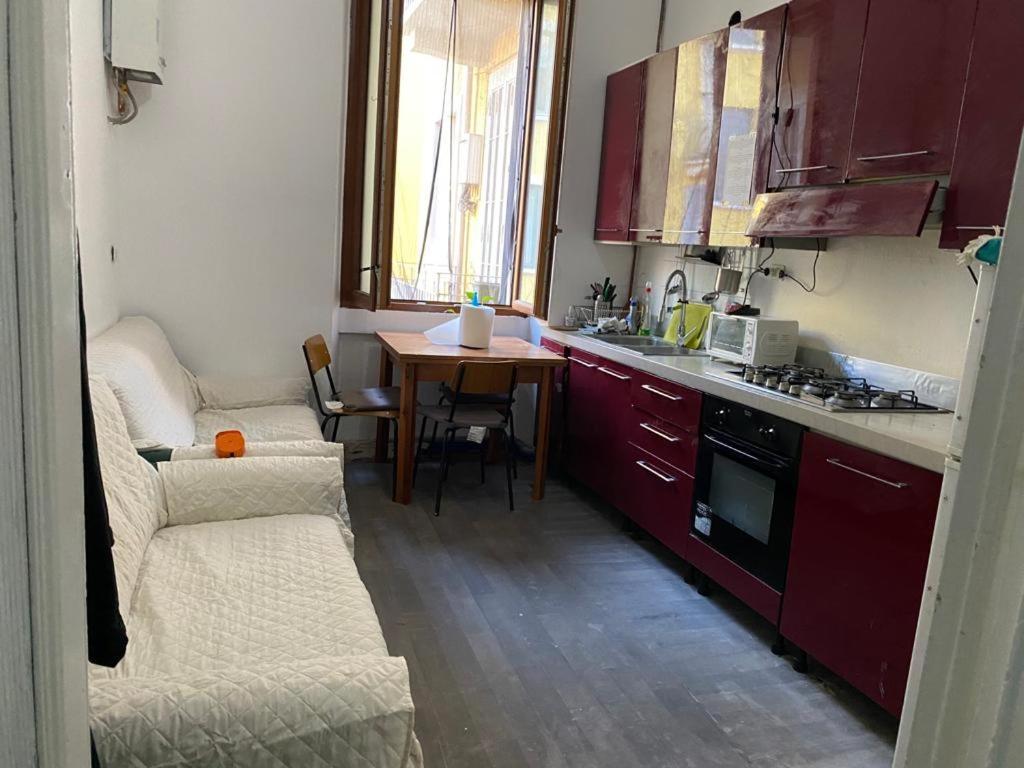 A Room In A Beautiful Apartment In The City Center Milan Bagian luar foto