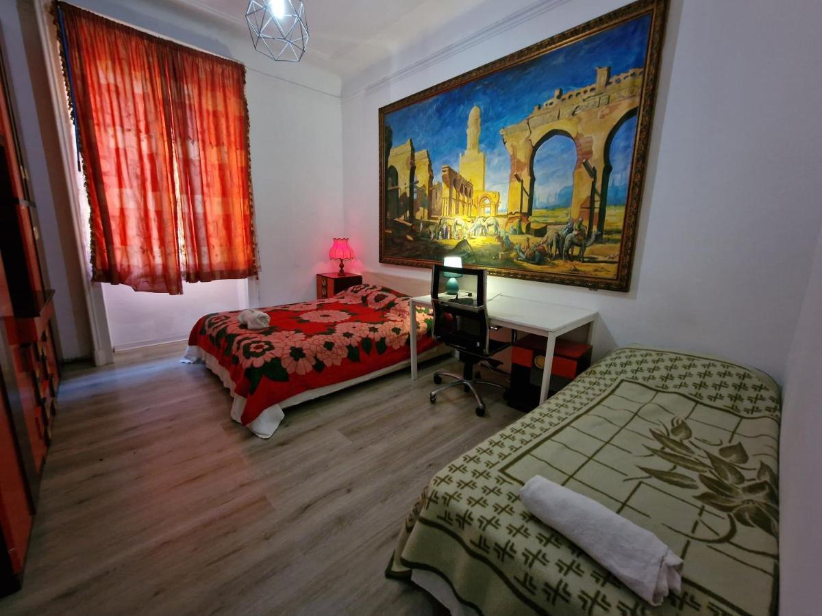 A Room In A Beautiful Apartment In The City Center Milan Bagian luar foto